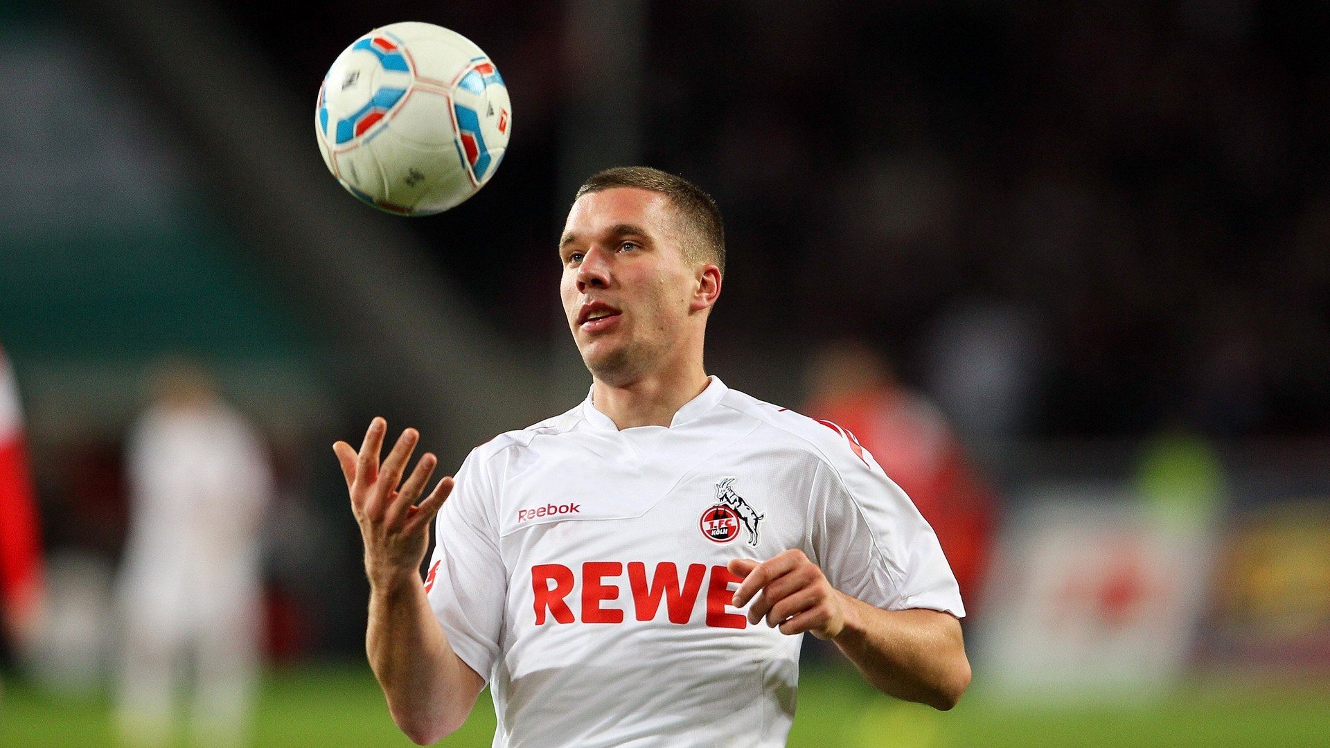 赛场外摄影师作品集举办展览呈现不为人知的赛场瞬间，赛事摄影师用什么相机