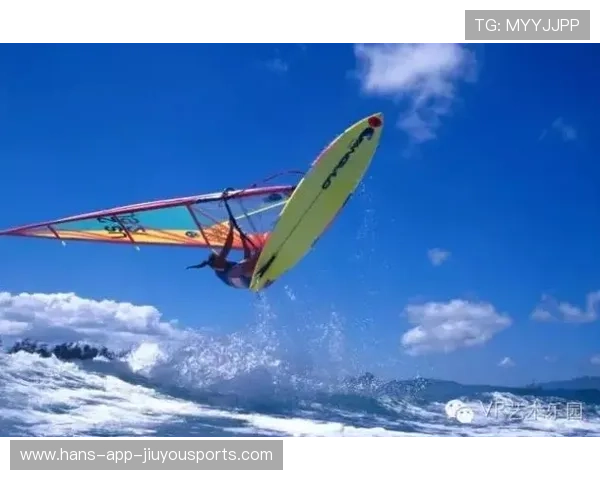 冲浪爱好者用无人机拍出“海上天使”画面 冲浪爱好者用无人机拍出“海上天使”画面